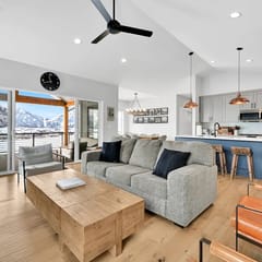 Eden Retreat: Mountain Views & Hot Tub Getaway