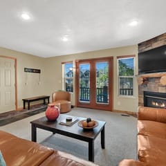 Eden Condo: Mountain Views, Pool & Jacuzzi, Close Ski Access