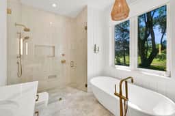 Luxurious Lake-View Retreat in Historic Old Huntsville Spa, Sauna, Hot Tub, Heated Driveway - Image 5