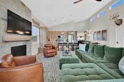 Luxury Eden Retreat: Hot Tub & Mountain Views - Image 5