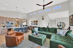 Luxury Eden Retreat: Hot Tub & Mountain Views - Image 3