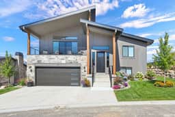 Luxury Eden Retreat: Hot Tub & Mountain Views - Image 2