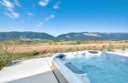 Eden Retreat: Mountain Views & Hot Tub Getaway - Image 4