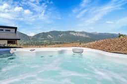 Ski Retreat: Powder Mountain Views & Hot Tub Bliss - Image 5