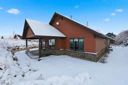 Mountain Retreat: Indoor Fire, Pool & Trails Access - Image 4