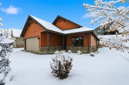 Mountain Retreat: Indoor Fire, Pool & Trails Access - Image 3