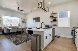 Stunning Luxury Townhouse w Mountain Views - Image 2