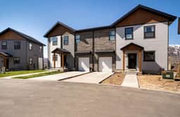 Stunning Luxury Townhouse w Mountain Views - Image 3
