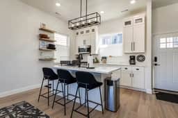 Stunning Luxury Townhouse w Mountain Views - Image 5