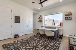 Stunning Luxury Townhouse w Mountain Views - Image 4