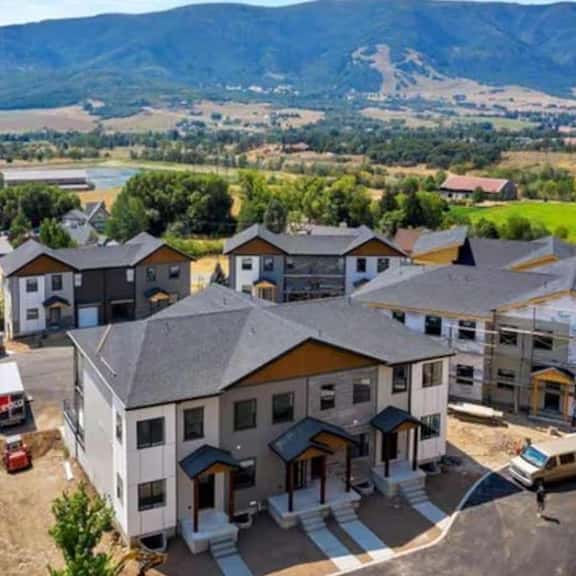 Luxury 3BR Eden Townhouse Near World Class Skiing - Image 1