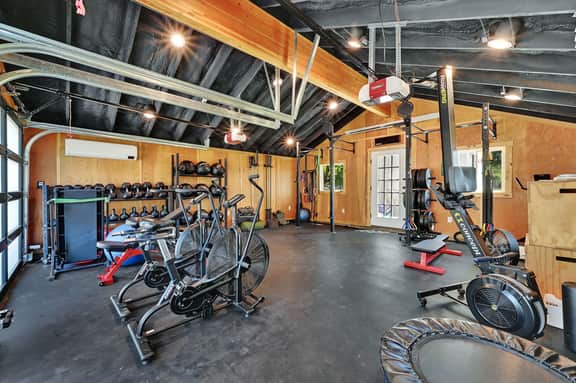 Luxurious Lake-View Retreat in Historic Old Huntsville Spa, Sauna, Hot Tub, Heated Driveway - Image 3