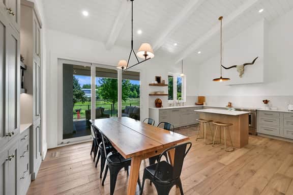 Luxurious Lake-View Retreat in Historic Old Huntsville Spa, Sauna, Hot Tub, Heated Driveway - Image 4