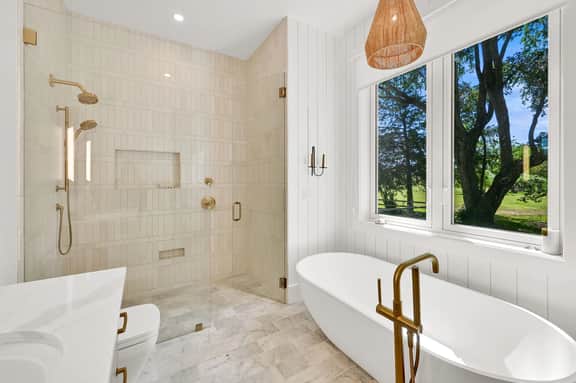 Luxurious Lake-View Retreat in Historic Old Huntsville Spa, Sauna, Hot Tub, Heated Driveway - Image 5