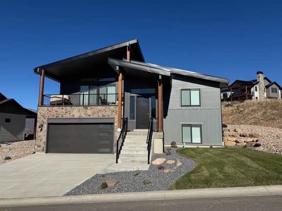 Eden House: Ski Retreat w/ Hot Tub & Views - Image 4