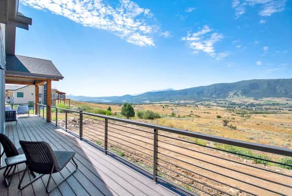 Eden Retreat: Mountain Views & Hot Tub Getaway - Image 5