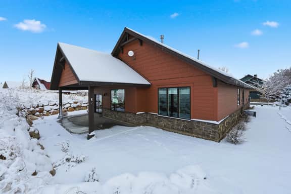 Mountain Retreat: Indoor Fire, Pool & Trails Access - Image 4