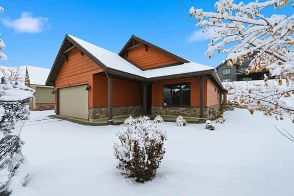 Mountain Retreat: Indoor Fire, Pool & Trails Access - Image 3