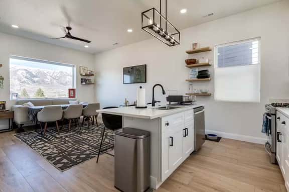 Stunning Luxury Townhouse w Mountain Views - Image 2