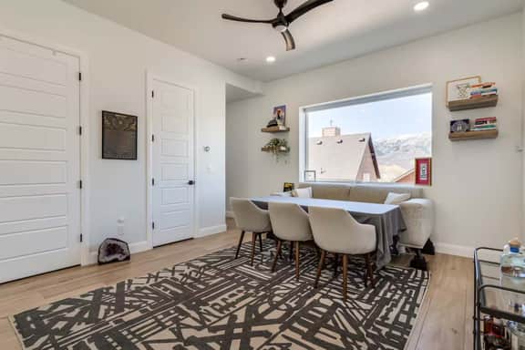 Stunning Luxury Townhouse w Mountain Views - Image 4