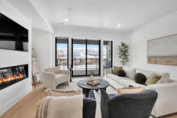 Newly Built Condo: Golf Views & Mountain Retreat - Image 2