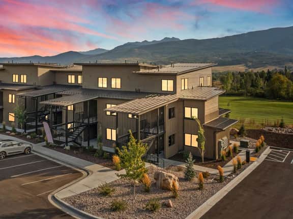 Newly Built Condo: Golf Views & Mountain Retreat - Image 3