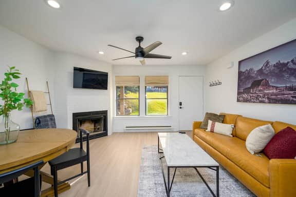 Stunning Mountain View Condo Hot Tub & Pool Access - Image 4