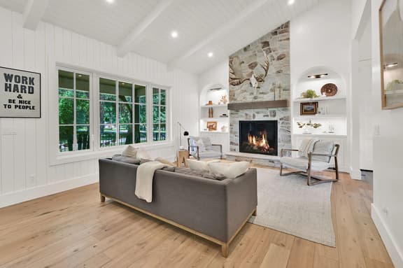 Luxurious Lake-View Retreat in Historic Old Huntsville Spa, Sauna, Hot Tub, Heated Driveway - Image 1