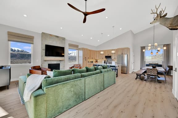 Luxury Eden Retreat: Hot Tub & Mountain Views - Image 1