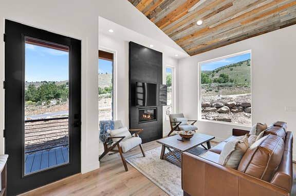 Mountain Retreat Cabin w/ Hot Tub & Stunning Views - Image 1