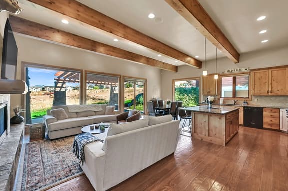 Ski & Golf Retreat w/ Stunning Mountain Views - Image 1