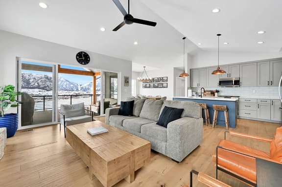 Eden Retreat: Mountain Views & Hot Tub Getaway - Image 1