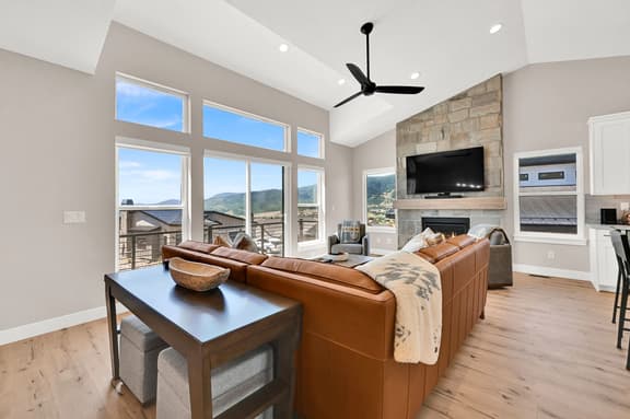 Ski Retreat: Powder Mountain Views & Hot Tub Bliss - Image 1
