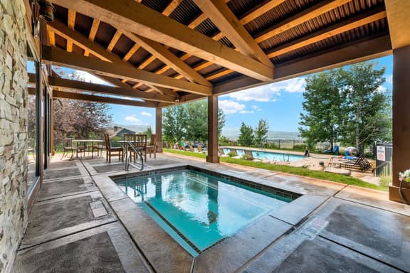 Mountain Retreat: Indoor Fire, Pool & Trails Access - Image 1