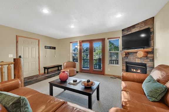 Eden Condo: Mountain Views, Pool & Jacuzzi, Close Ski Access - Image 1
