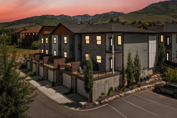 Stunning Luxury Townhouse w Mountain Views - Image 1