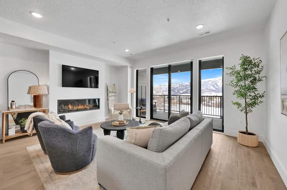 Newly Built Condo: Golf Views & Mountain Retreat - Image 1