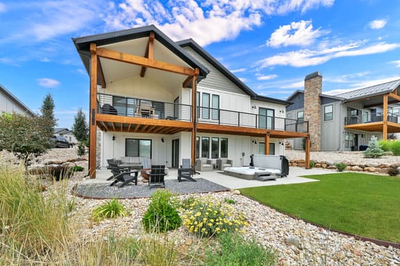 Eden Mountain Oasis: Hot Tub & Stunning Views - Image 1