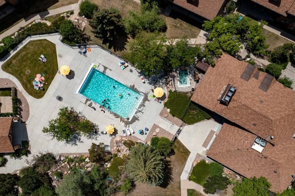 Stunning Mountain View Condo Hot Tub & Pool Access - Image 1